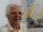 Aos 88 anos, Ingeborg Lauterjung, transforma em obras de arte as cores dos simples botes de roupa