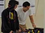 Nicolas Ferreia e Gabriel Pirmez jogando uma partida de pebolim