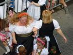 Com olhar inusitado, fotografias relevam detalhes do desfile da Oktoberfest no Centro de Blumenau