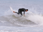 Surfista aproveitando a boa srie de ondas 