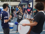 Os meninos da The Ultimate Year tocando depois do desfile