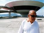 Niemeyer em frente ao Museu de Arte Contempornea, em Niteri (RJ)