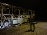 nibus da empresa Rodovel foi incendiado no Bairro Ponta Aguda, em Blumenau, na noite desta segunda-feira, por volta das 22h30min