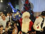 Chegada do Papai Noel e apresentao do coral foram parte da abertura do Magia de Natal em Blumenau