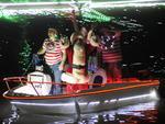 O bom velhinho chegou em uma barca iluminada, na Avenida Beira-Rio, em Blumenau, onde um grande pblico o esperava 