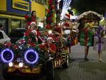 1 Parada de Natal foi nesta quarta-feira  noite, no Centro de Blumenau. Personagens do projeto Magia de Natal desfilaram em carros alegricos e brinquedos mveis. As prximas Paradas de Natal iro ocorrer dias 5, 12 e 19 de dezembro