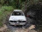Domingo: Aps tentativa de assalto, bandidos queimaram o carro de vtima no Bairro Itoupava Norte. Polcia prendeu dois suspeitos.