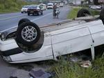 Quinta-feira: Carro capota em acidente quinta-feira na BR-470, em Blumenau. O acidente tambm envolveu uma Montana. Ningum se feriu gravemente