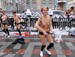 Ativistas do grupo feminista Femen durante protesto contra os novos parlamentares ucranianos eleitos, em Kiev, na Ucrnia.