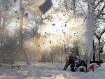 Trabalhador remove neve usando um ventilador de neve em um parque de Bucareste, Romnia.
