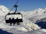 Pessoas em telefrico nos Alpes franceses.