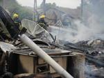 Quinta-feira: Duas casas de madeira construdas no mesmo terreno foram destrudas pelo fogo no Bairro Itoupava Central, em Blumenau