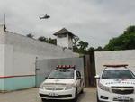 Segunda-feira: Trs detentos fugiram do Presdio Regional de Blumenau serrando as grades da priso. O helicptero da PM de Santa Catarina apoiou as buscas sobrevoando a regio. Um preso foi recapturado