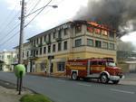 Tera-feira: Incndio atingiu o Hotel Colonial, em Timb. Dois andares ficaram destrudos. As causas das chamas ainda so desconhecidas