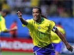 Ronaldinho corre para comemorar o terceiro gol brasileiro contra a Argentina