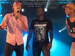 Os jogadores Neymar e Robinho subiram ao palco para cantar com Thiaguinho, em show no sbado, dia 30, em Balnerio Cambori.