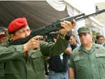 Chvez estreitou os laos venezuelanos com a Rssia. Em 2006, o ex-presidente anunciou a instalao de uma fbrica de fuzis e munies russos no pas.