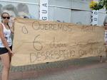 Quarta-feira: Moradores do Bairro das Naes, em Balnerio Cambori, protestam pela falta de gua