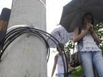 Postes de energia eltrica com a fiao ao alcance das mos representam perigo para pedestres em Blumenau