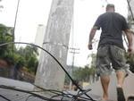 Postes de energia eltrica com a fiao ao alcance das mos representam perigo para pedestres em Blumenau