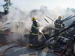 Quinta-feira: Casa  destruda por fogo no Bairro Cordeiros, em Itaja