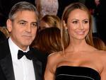 O ator George Clooney marcou presena na premiao acompanhado da atriz Stacy Keibler