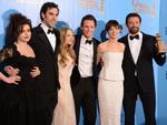 O elenco de &quot;Os Miserveis&quot; posou junto no tapete vermelho: Helena Bonham Carter, Sacha Baron Cohen, Amanda Seyfried, Eddie Redmayne, Anne Hathaway e Hugh Jackman