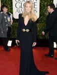 Com um vestido preto, a atriz Kate Hudson posou para fotgrafos antes de entrar na cerimnia