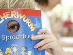 Viver em Pomerode  aprender alemo da escola. Aline dos Santos, 7, brinca com o livro de alemo na Escola Amadeu da Luz.