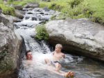 Tio e sobrinho se refrescam na cachoeira no Bairro Testo Alto.