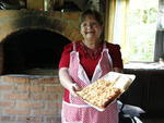 Viver em Pomerode  preparar a cuca da tarde. Dona Hannalora Dahlke, 53, mostra alegre a cuca que preparou no forno  lenha. 
