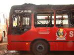 Tera-feira: Trs nibus so incendiados na garagem da prefeitura de Ilhota durante a madrugada. Veculos eram usados para o transporte de estudantes