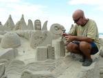 Segunda-feira: Antonio Iannini faz escultura na Praia Central, em Balnerio Cambori