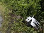 Sexta-feira: Motorista perde controle e carro cai em barranco s margens do rio, no Bairro Ponta Aguda, em Blumenau