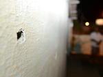 Quinta-feira: Bandidos disparam 12 tiros contra a casa de um policial militar no Bairro So Vicente, em Itaja