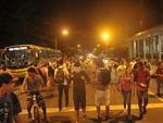 Tera-feira: Cerca de 50 pessoas realizaram uma nova manifestao contra o aumento da passagem de nibus em Blumenau. O reajuste, de R$ 2,90 para R$ 3,05, foi assinado pelo prefeito, Napoleo Bernardes, na ltima sexta-feira, dia 22