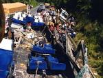 06 - 12 de janeiro de 2000 - Com destino a Balnerio Cambori, nibus com turistas argentinos se perde em uma curva na Serra da Santinha, em Pouso Redondo. Um segundo nibus, tambm da Argentina, se envolve no acidente. Morrem 39 pessoas e 45 ficam feridas.