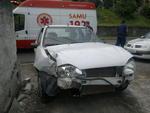 Segunda-feira: Carro bate em muro na rua Engenheiro Odebresch, no distrito do Garcia, em Blumenau. Trs pessoas sofreram ferimentos leves