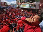 O presidente venezuelano Hugo Chvez recebe cumprimentos durante um encontro poltico na cidade de Guarico