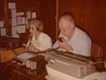 Alda Niemayer durante a enchente em julho de 1983, na Oficina da Telesc, em Blumenau