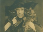 Sem marido e filhos, a atriz Edith Gaertner se isolou entre livros e gatos. Ela cursou a Escola Dramtica de Berlim durante quatro anos e por 20 anos figurou no elenco de famosos grupos teatrais