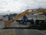 Operrios escavam a rodovia para alcanar tubos que sero interligados sob a BR-470