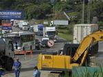 Quarta-feira: Por conta das obras de reparo da audora rompida, filas e trnsito lento marcaram o dia na  BR-470