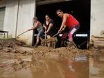 Segunda-feira: Moradores do Litoral catarinense organizaram um mutiro de limpeza na tentativa de minimizar os estragos causados pela chuva forte do fim de semana. O volume de gua provocou uma enxurrada que atingindo vrias casas