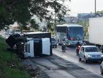 Tera-feira: Carreta que transportava remdios tombou na BR-101, em Balnerio Cambori. O acidente provocou filas no sentido Norte da rodovia