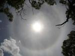 Segunda-feira: Fenmeno climtico chamado de halo solar  pode ser visto em algumas cidades do Vale do Itaja e at do Estado. O halo ocorre quando a luminosidade do sol passa pelas gotculas de chuva ou de umidade e reflete as cores reais do sol