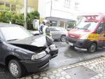Quarta-feira: Mulher perdeu o controle do carro que dirigia e atingiu a parede de uma loja na Rua Curt Hering, no Centro de Blumenau