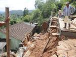 Quinta-feira: Chuva intensa provocou o desbarrancamento e deslizamentos de terra no Bairro Santa Luzia, em Brusque
