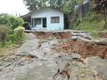 Quinta-feira: Outras casas da Rua Grevsmuehl, no Bairro da Glria, tambm foram afetadas com a terra, mas sem gravidade