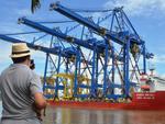 Domingo: Os novos guindastes gigantes, adquiridos pela Portonave, vo executar a carga e descarga de containens dos navios cargueiros em Itaja
